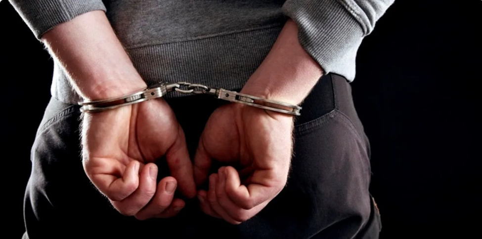 Apresan hombre acusado de abusar sexualmente de sus hijas gemelas